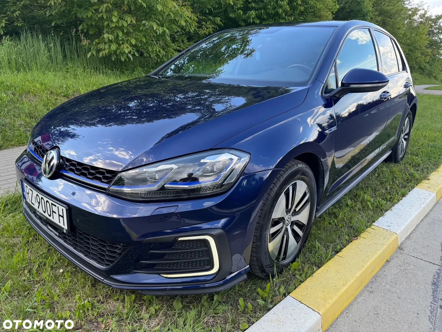 Volkswagen Golf - 1