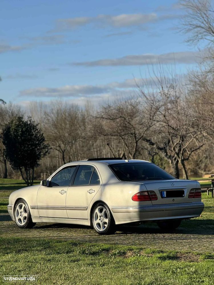 Mercedes-Benz E 280 4 Matic Classic - 2