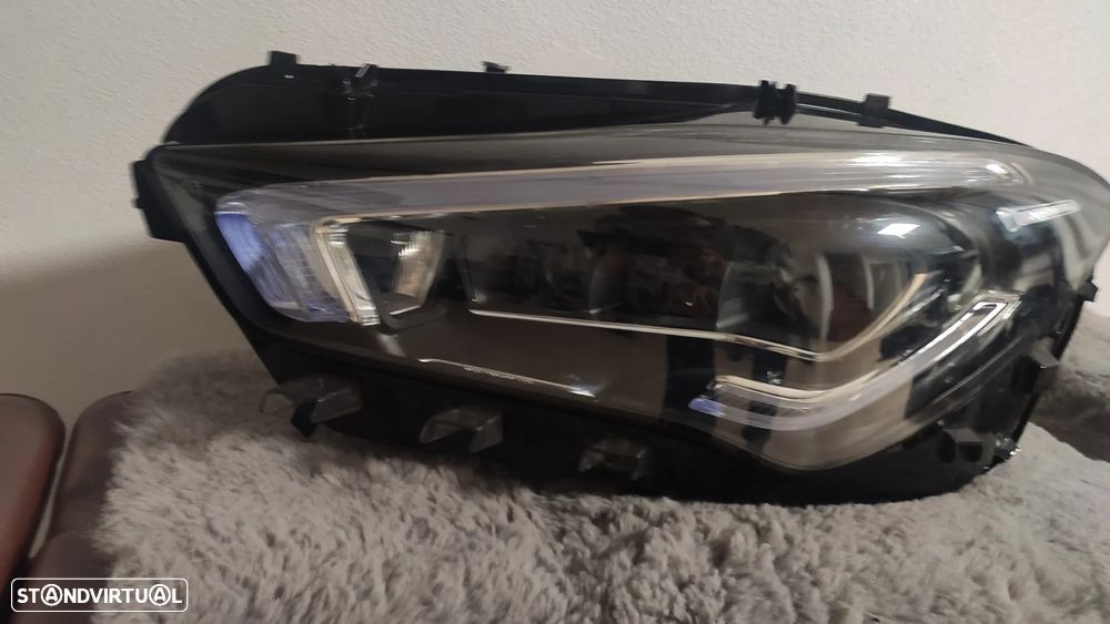 Farol esquerdo led Multibeam CLA W118 - A1189068900 - 4