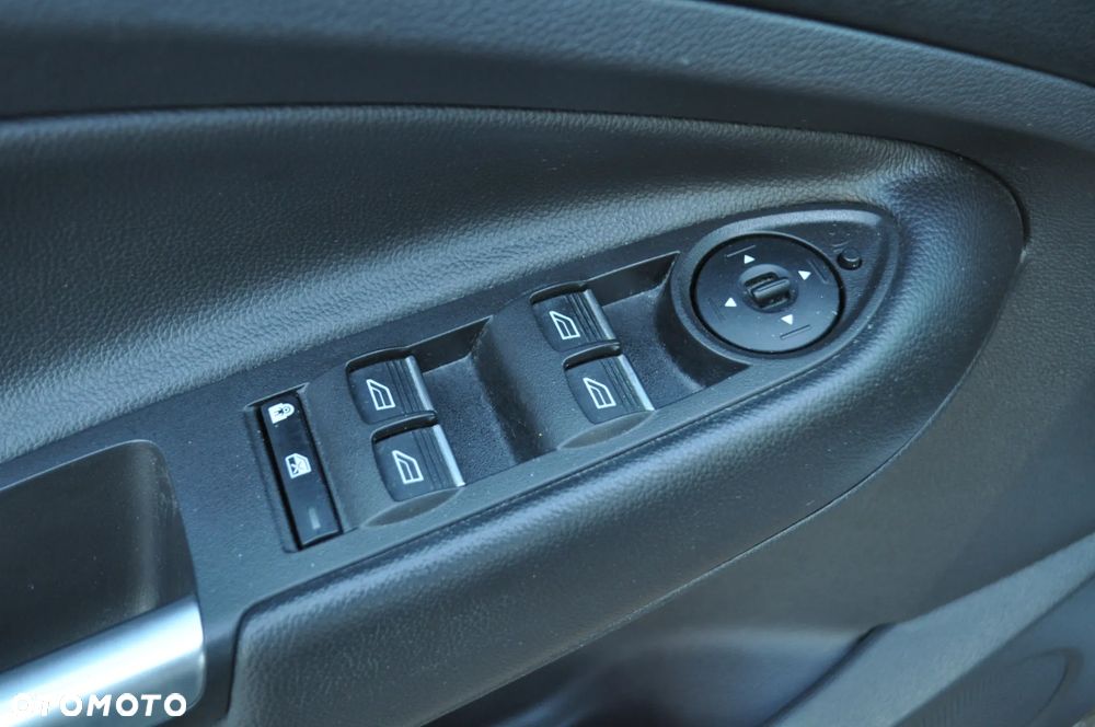 Ford Kuga 2.0 TDCi 2x4 Titanium - 35