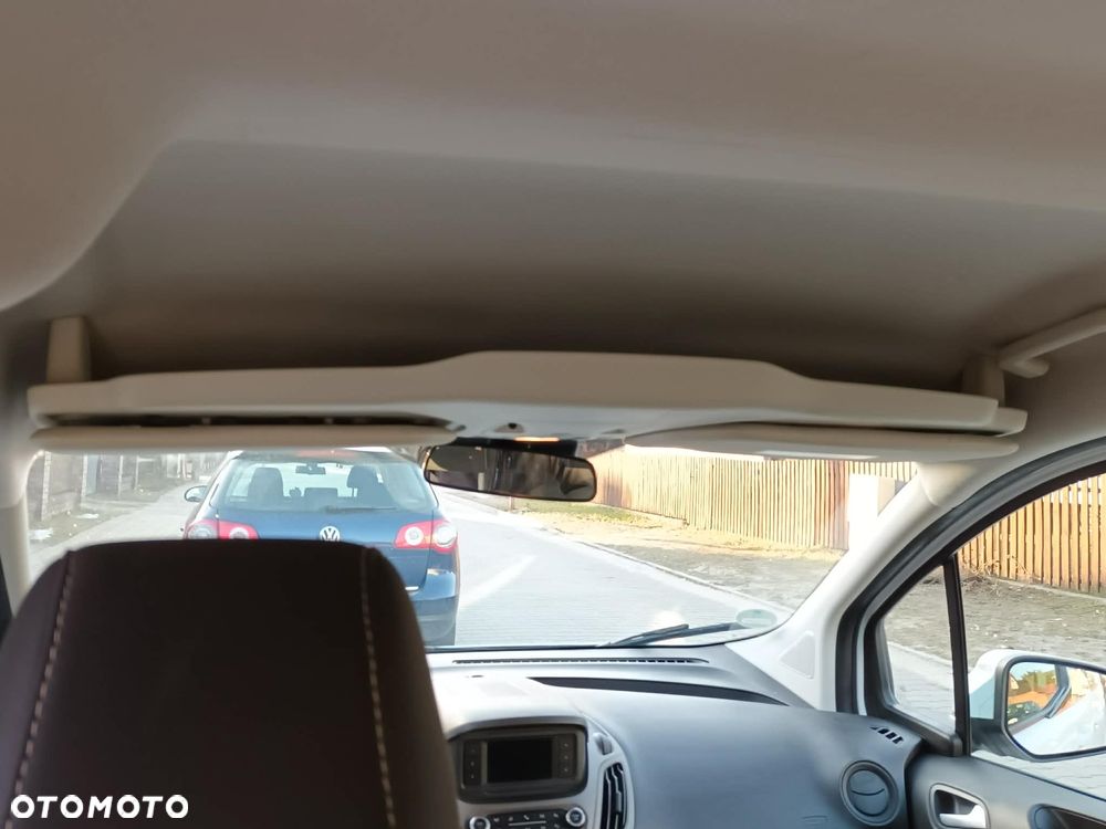 Ford Transit Courier - 13