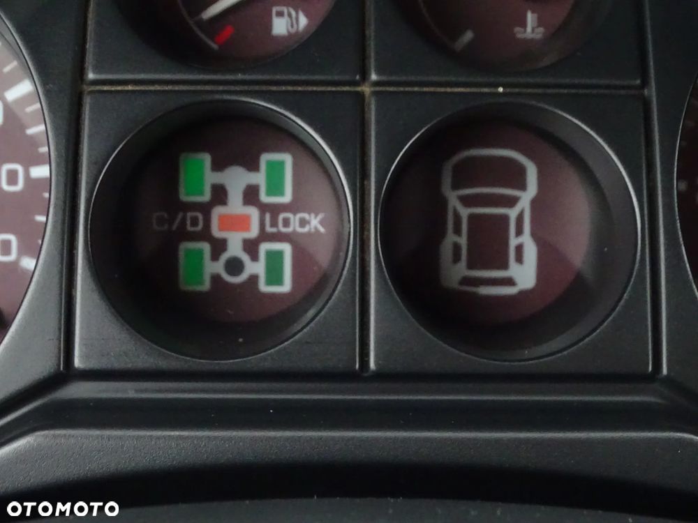 Mitsubishi Pajero - 32