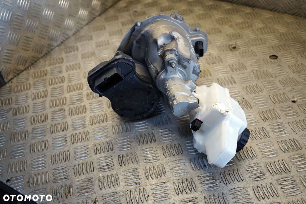 SERWO HAMULCOWE YARIS CROSS 47210-0D010 TOYOTA 2020- - 1