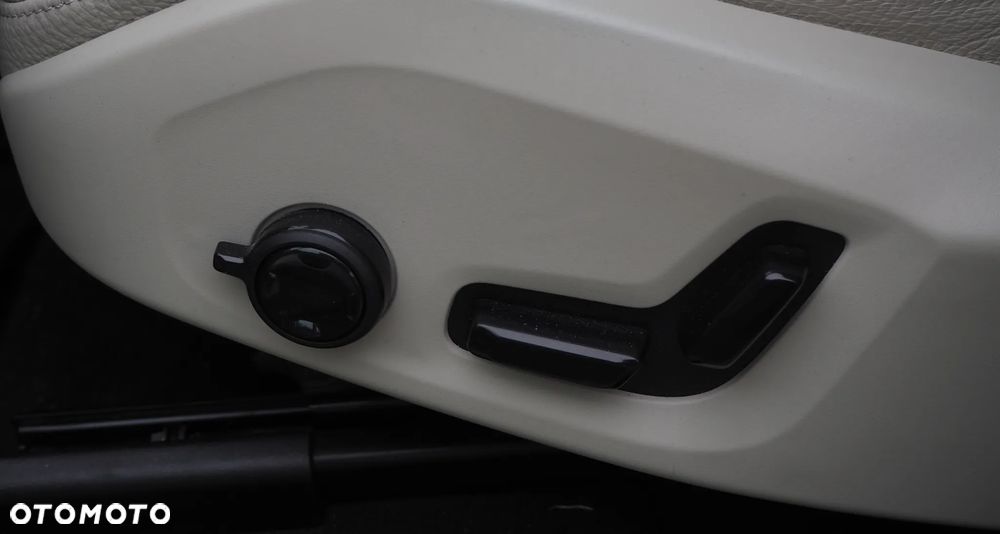 Volvo XC 60 B5 B AWD Plus Dark - 12