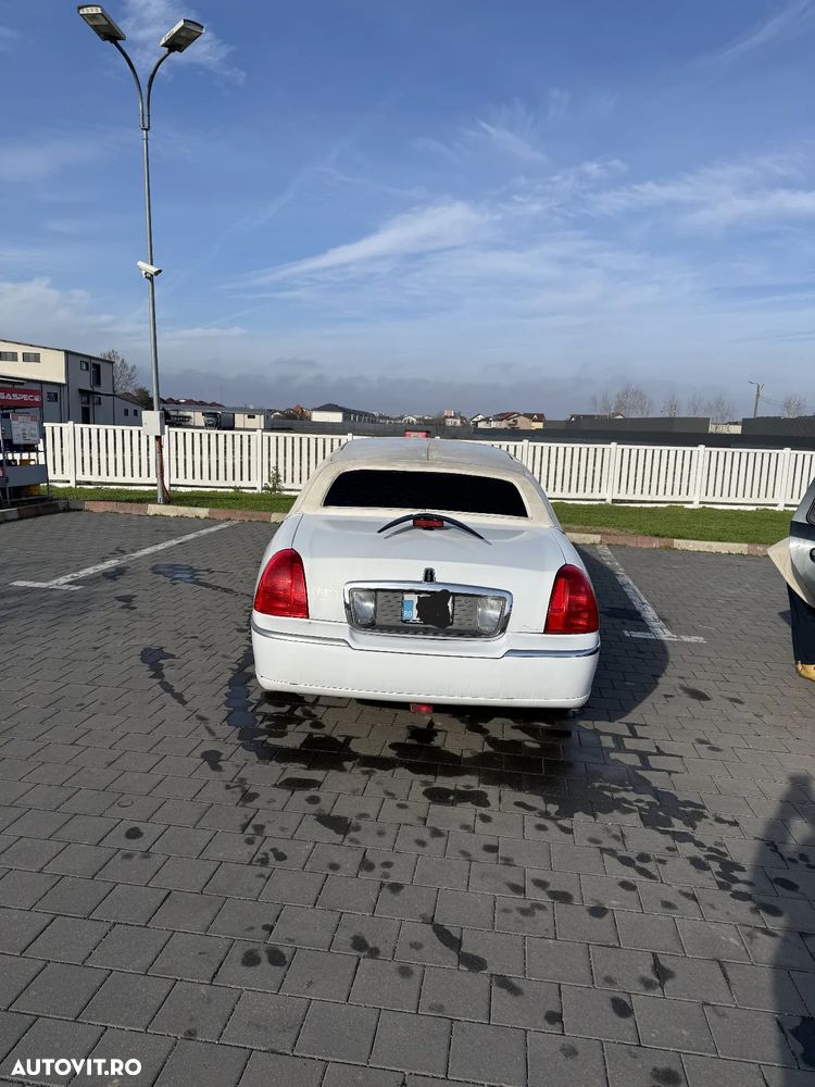 Lincoln Town Car - 2