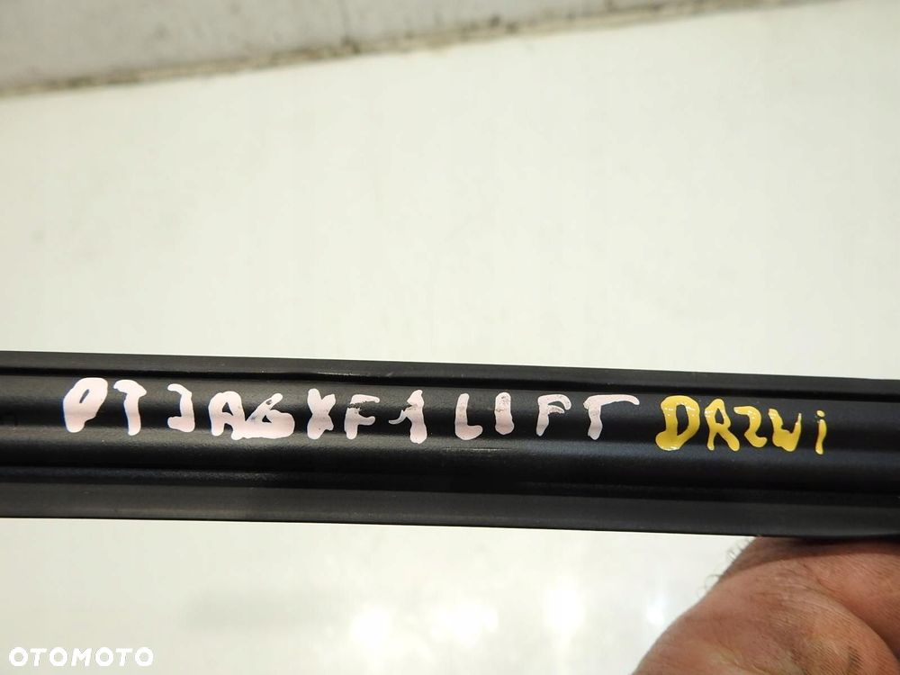 LISTWA ZGARNIAJĄCA DRZWI PRAWY TYŁ JAGUAR XF X250 6H52-21434 - 2