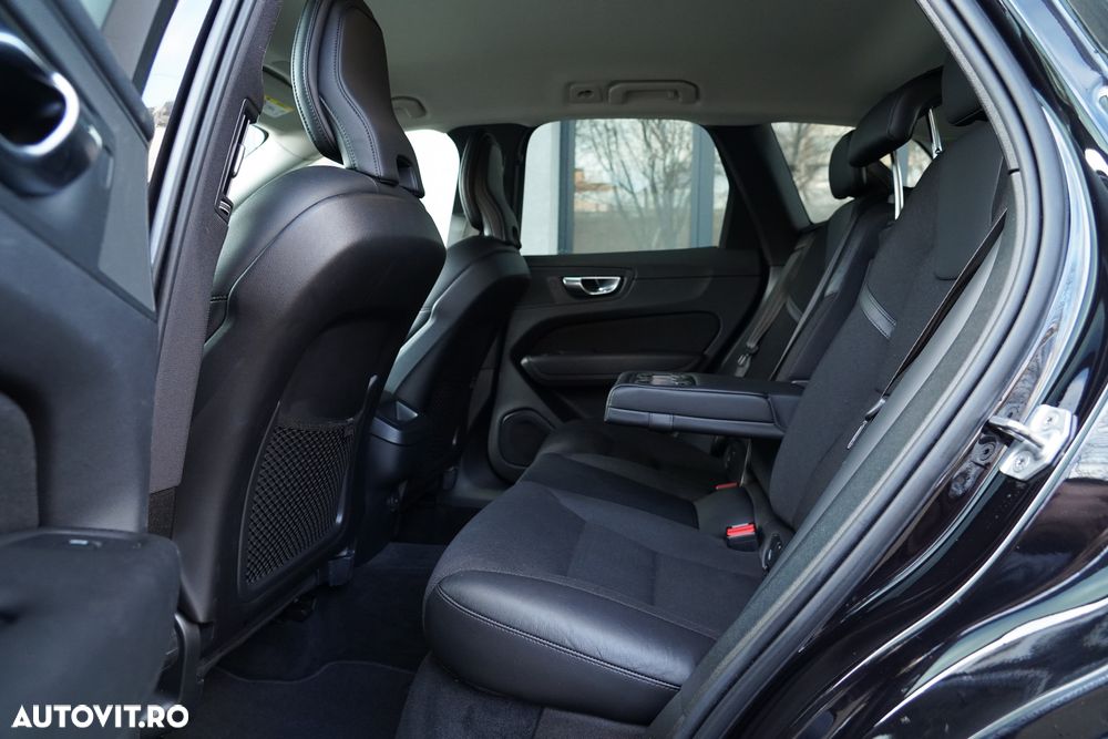 Volvo XC 60 B4 MHEV AT8 AWD Momentum Pro - 29