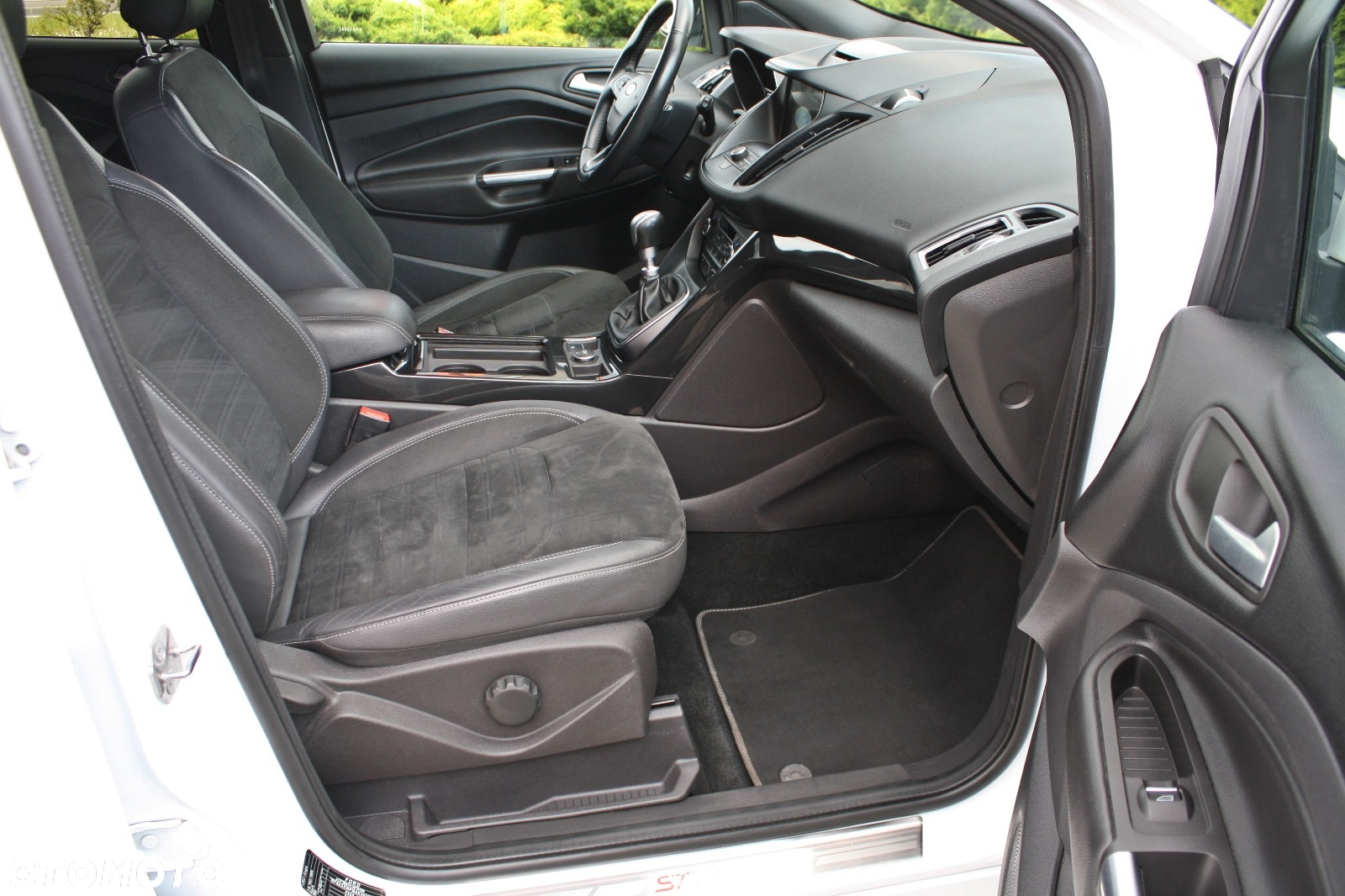 Ford Kuga 2.0 TDCi 2x4 ST-Line - 25