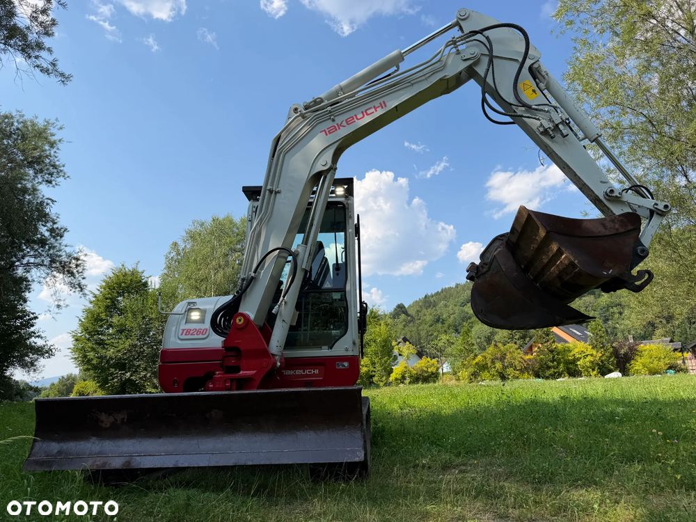 Takeuchi TB 260 Japońska Koparka Gąsienicowa 6 ton. Szybka maszyna i potężna moc. jak Nowa z Salonu 2020 rok. Niski Przebieg-2800mtg. KLIMATYZACJA. Nagłośnienie. Łyżka skarpowa oraz kopiąca. Szybko-złącze hydrauliczne. Yanmar silnik 4 cylindry! Maszyna z Norwegii. ani deka luzów i wycieków! OKAZJA Linia Hydr podwójna. Plus .Długie ramię PLUS. Oświetlenie LED dodatkowe. Zamki na tłokach. Wielka Okazja! Pełne sterowanie z dżojstików!! Aktualna DEKRA! - 1