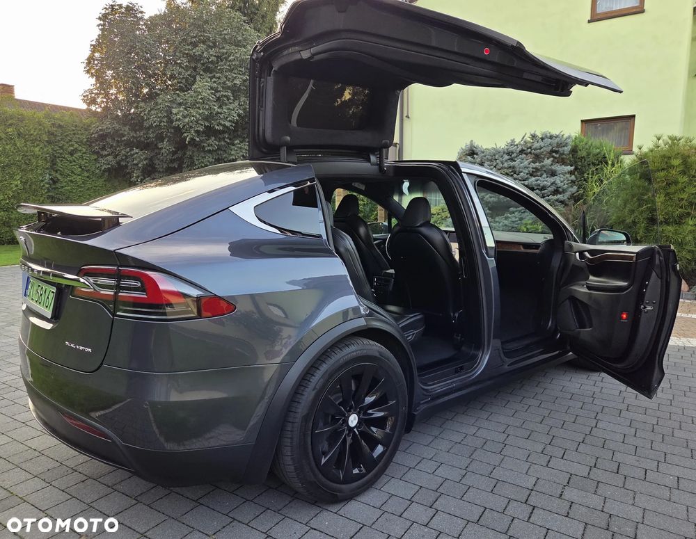 Tesla Model X - 15