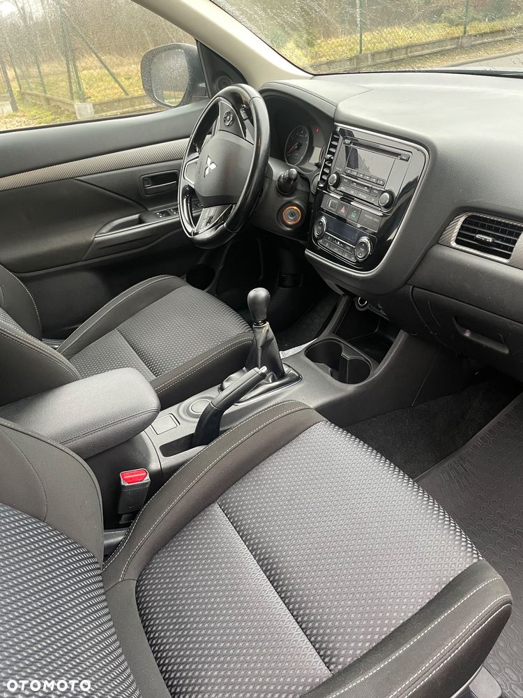 Mitsubishi Outlander 2.0 Invite + 2WD - 14