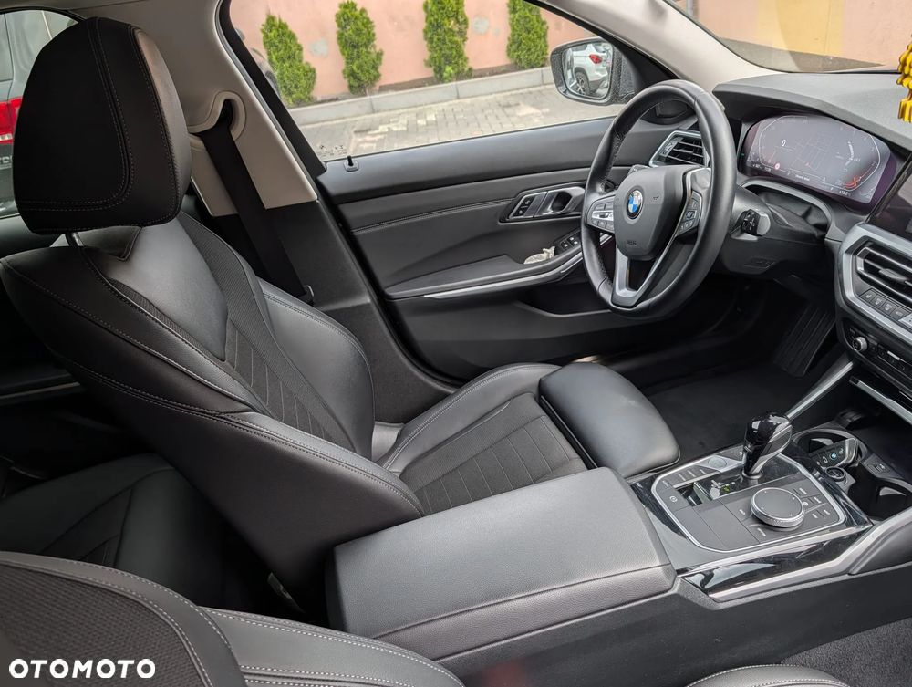 BMW Seria 3 330d xDrive MHEV - 32