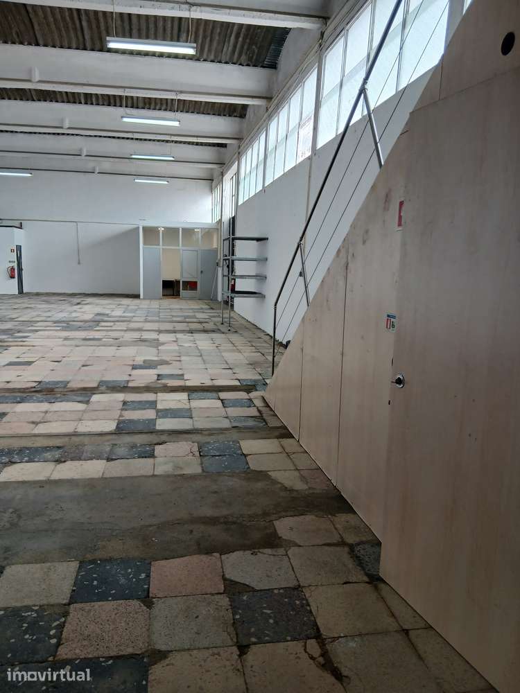 Armazém de 420m² em Camarate, pronto a usar - Grande imagem: 2/7