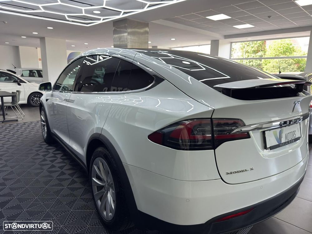 Tesla Model X - 12