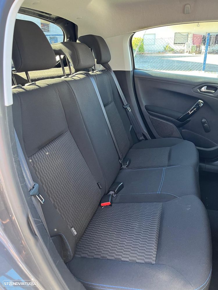 Peugeot 208 - 15