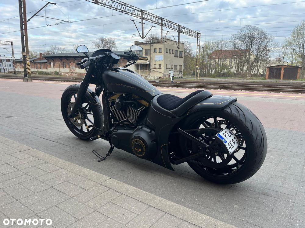 Harley-Davidson Softail Breakout - 12