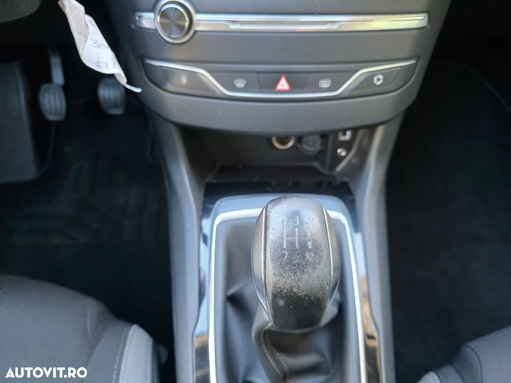 Peugeot 308 1.2 L PureTech Turbo Allure - 18