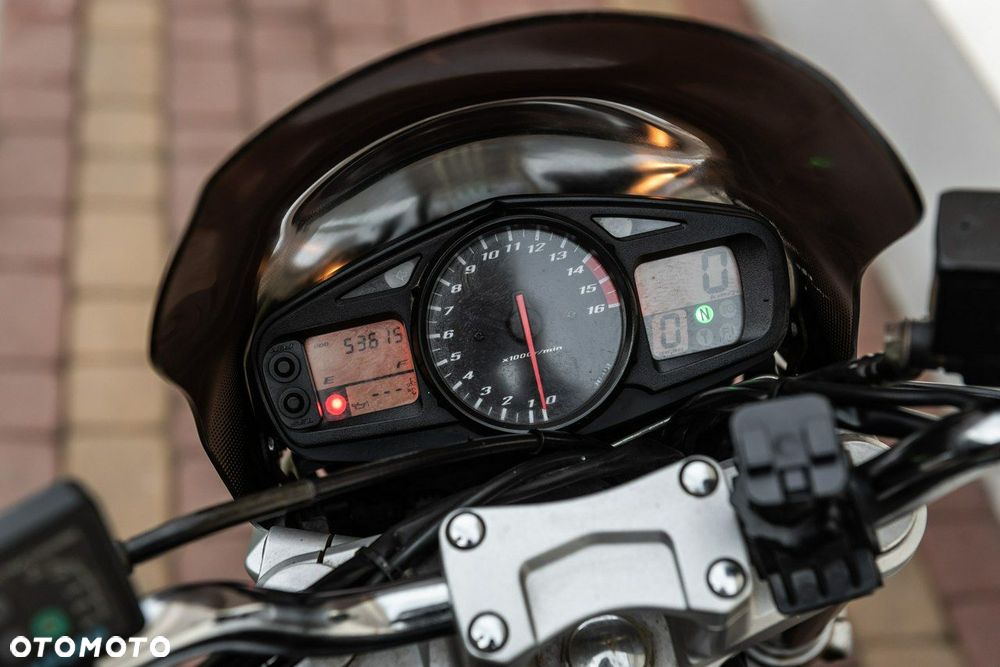 Suzuki GSR - 9