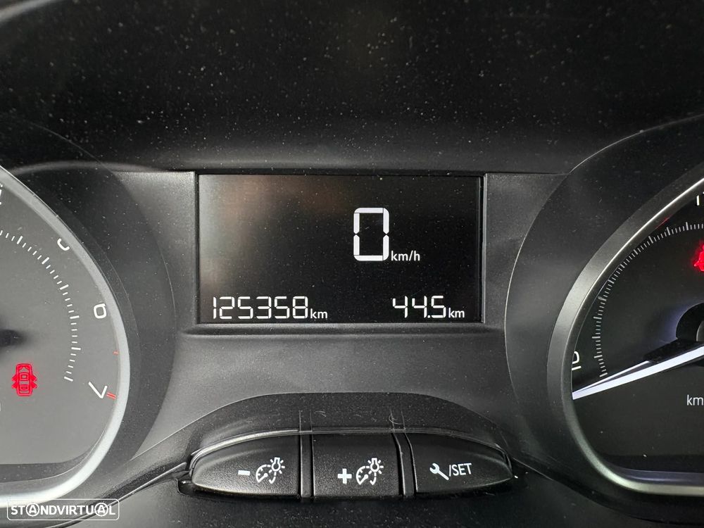 Peugeot 208 1.2 VTi SE Style - 11