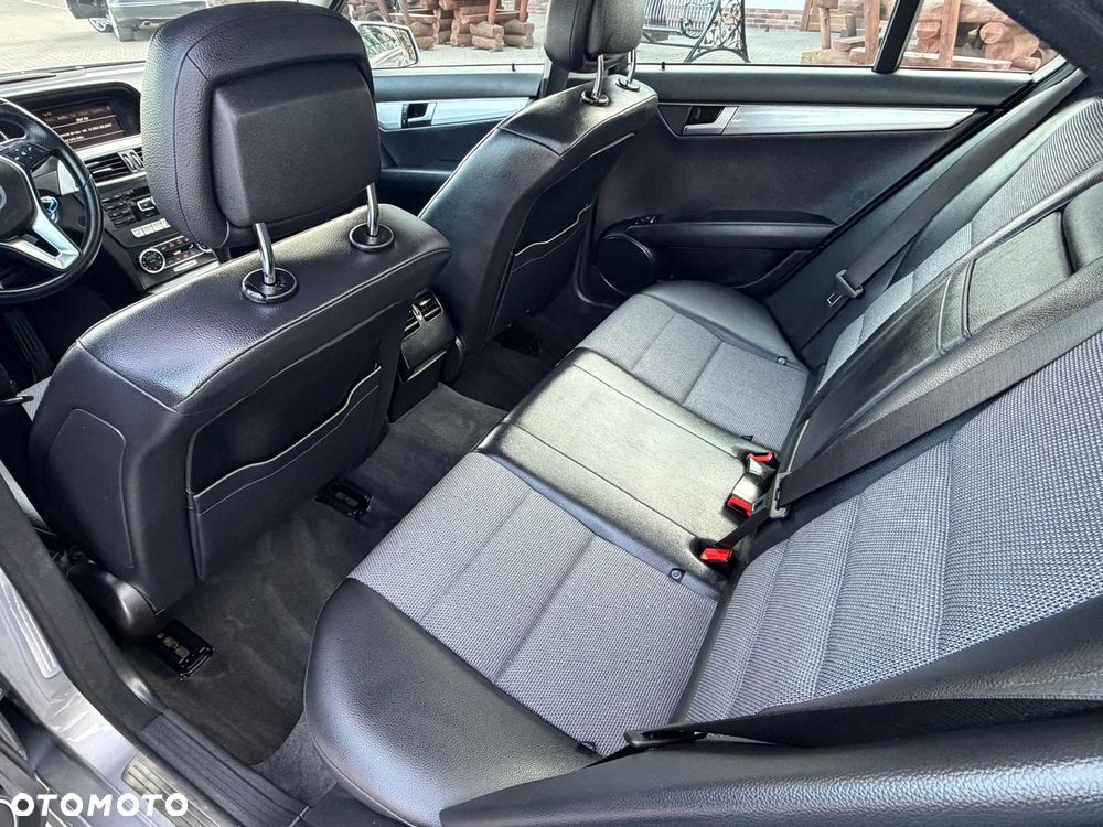 Mercedes-Benz Klasa C 180 CGI BlueEFFICIENCY Avantgarde - 37