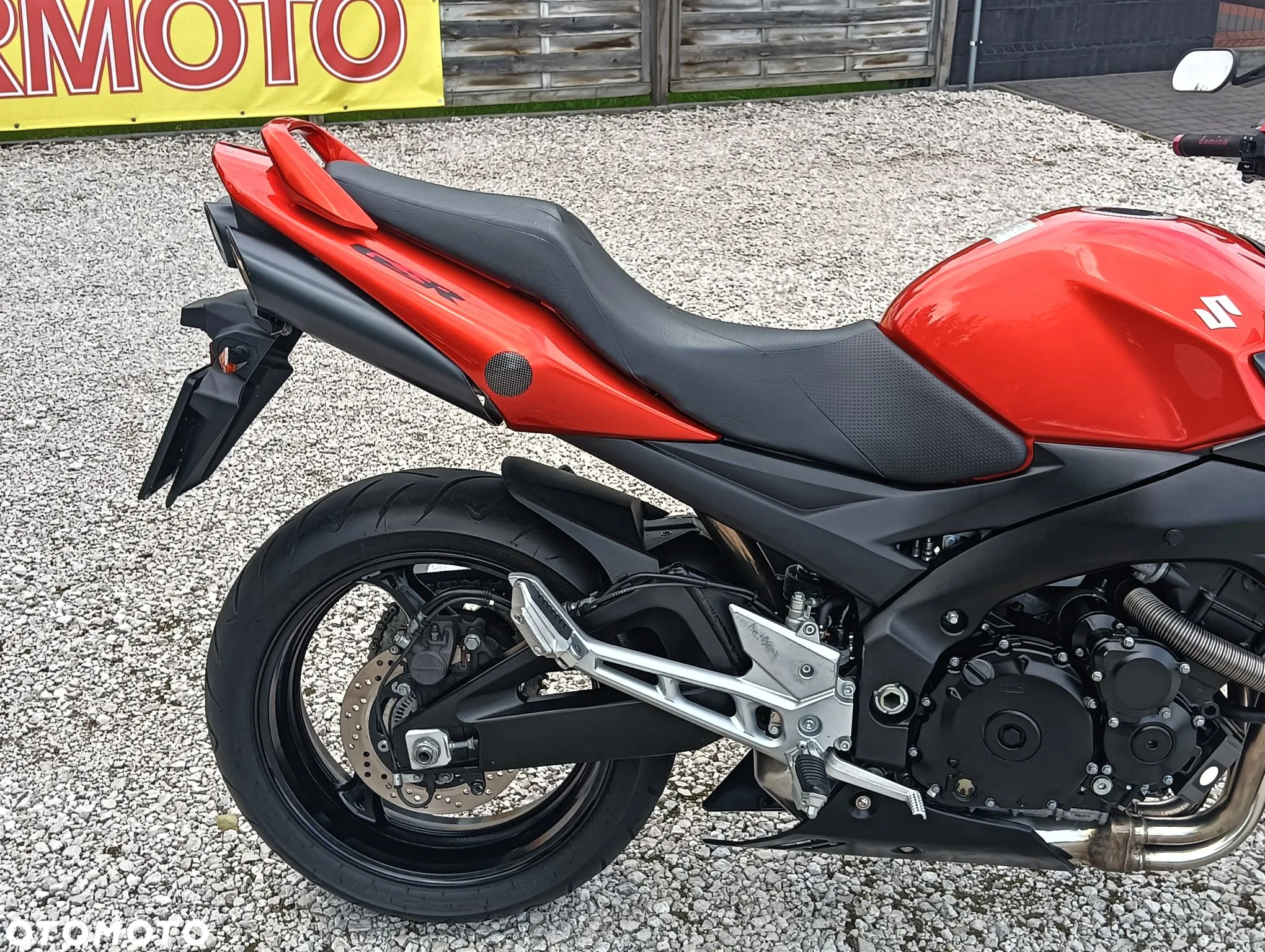 Suzuki GSR - 24