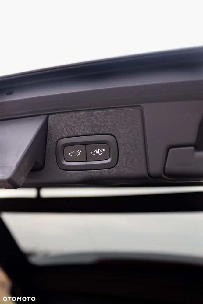 Volvo XC 60 T5 AWD R-Design - 38