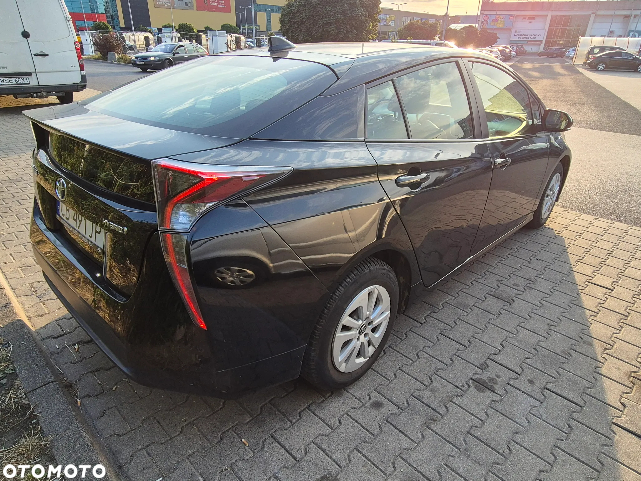Toyota Prius (Hybrid) - 4