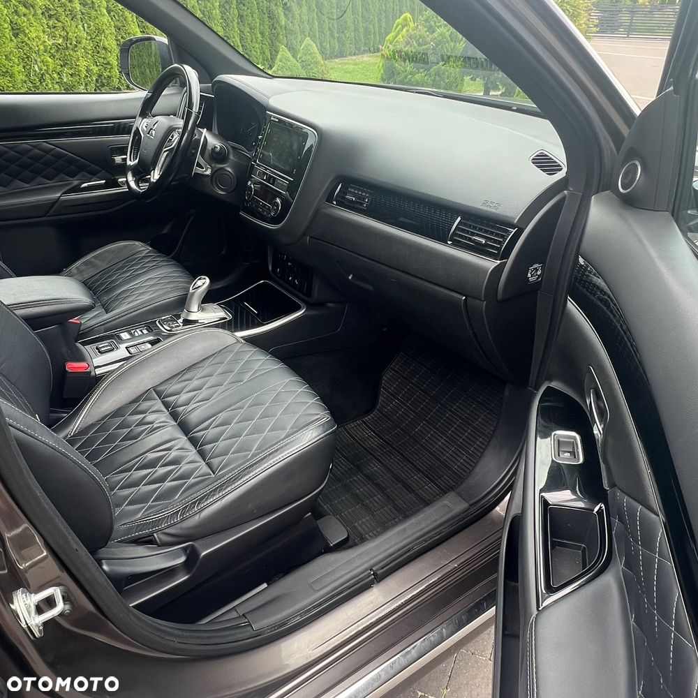 Mitsubishi Outlander 2.4 4WD Diamant - 28