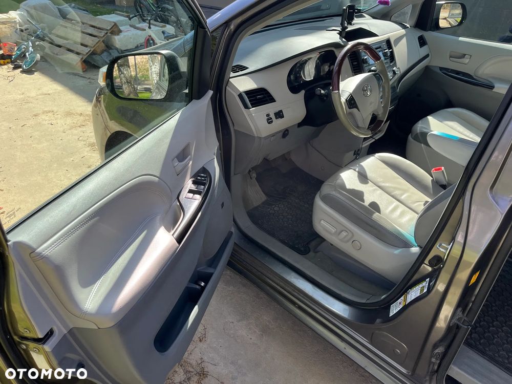 Toyota Sienna 3.5 V6 - 12