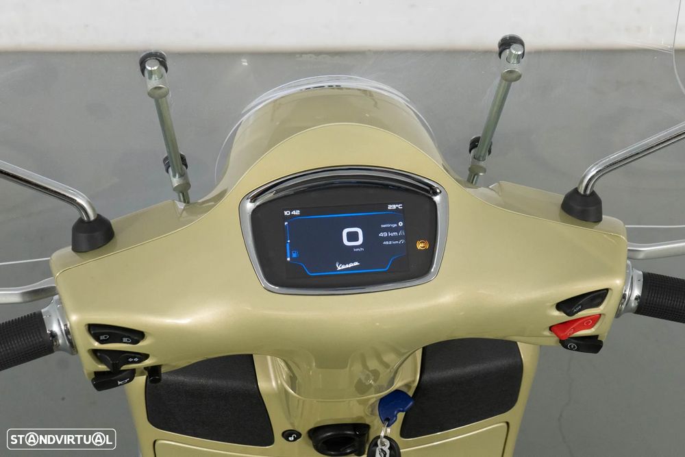 Piaggio Vespa GTS 300 75º Aniversário - 8