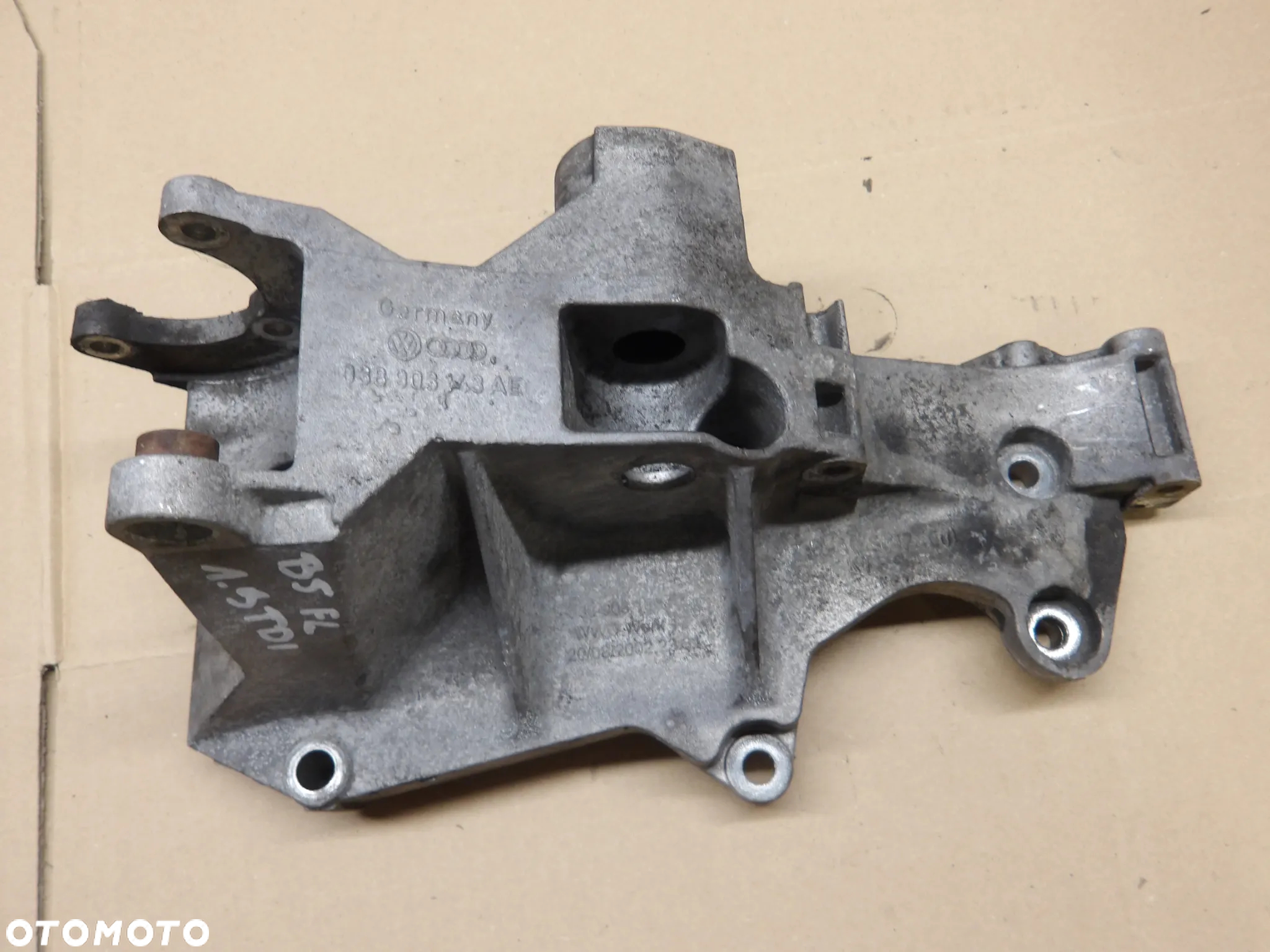 PASSAT B5 FL SEDAN 1.9TDI ŁAPA WSPORNIK ALTERNATORA 038903143AE - 2