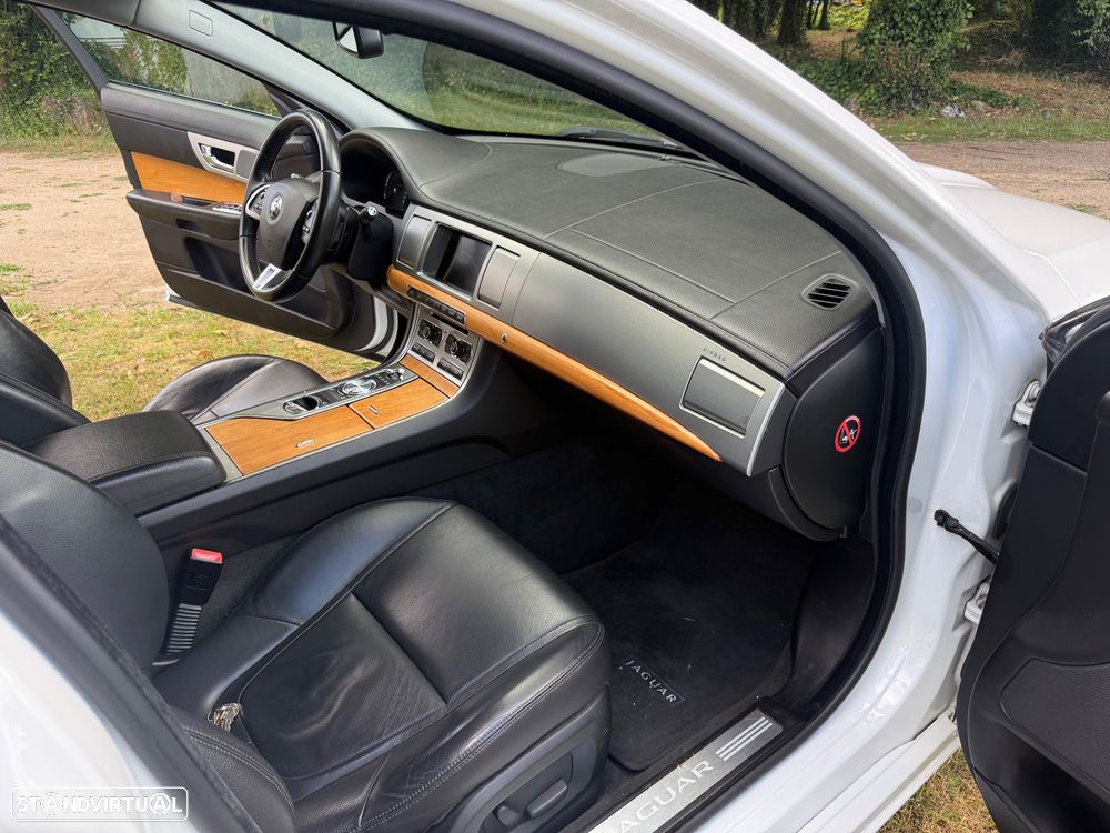 Jaguar XF Sportbrake 2.2 D Luxury - 31