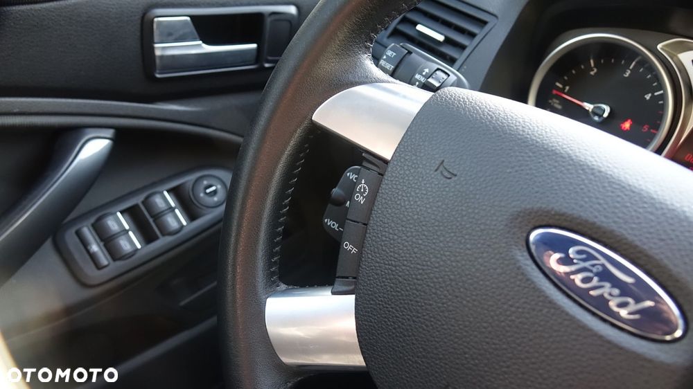 Ford Kuga - 34
