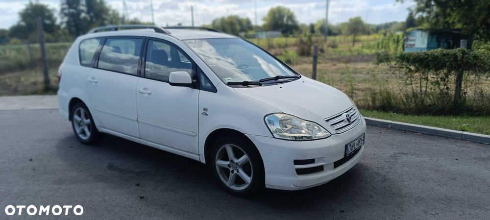 Toyota Avensis Verso - 3