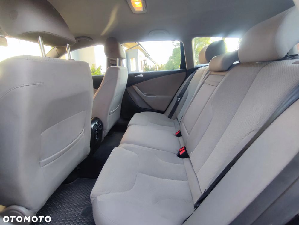 Volkswagen Passat 2.0 TDI Comfortline - 23