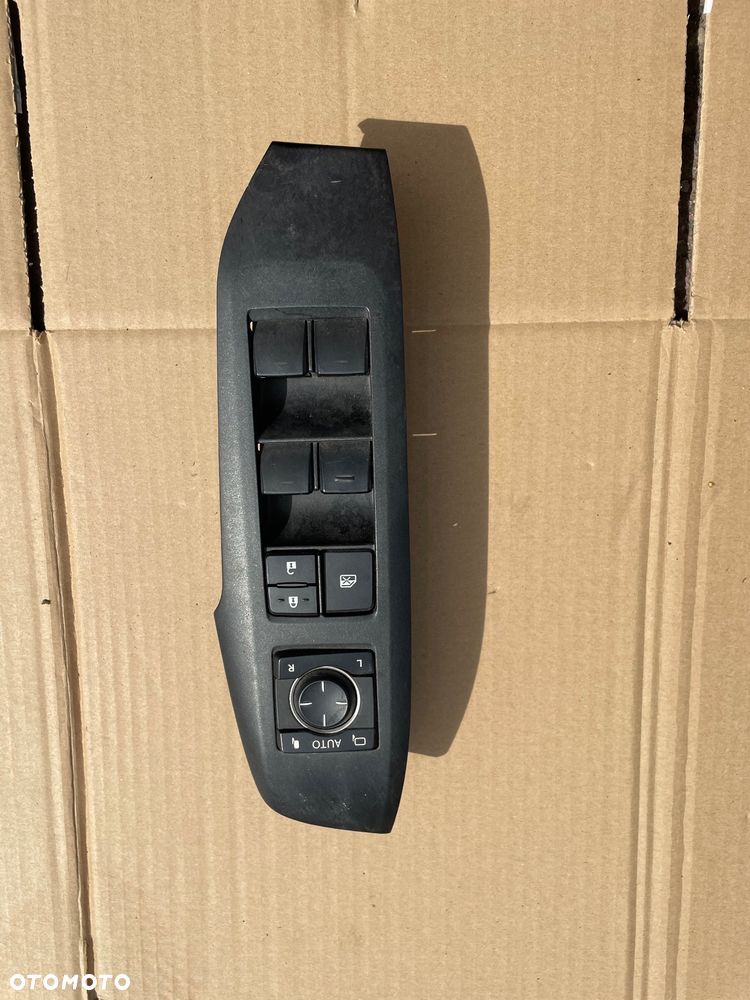 PRZEŁĄCZNIK SZYB LEWY PRZÓD LEXUS NX300H 2014-2021