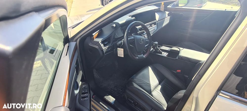 Lexus Seria ES 300h 2.5 TNGA HV 25H- 4X2 CVT Luxury - 8