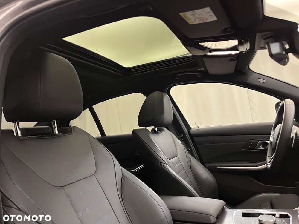 BMW Seria 3 330i xDrive M Sport - 39
