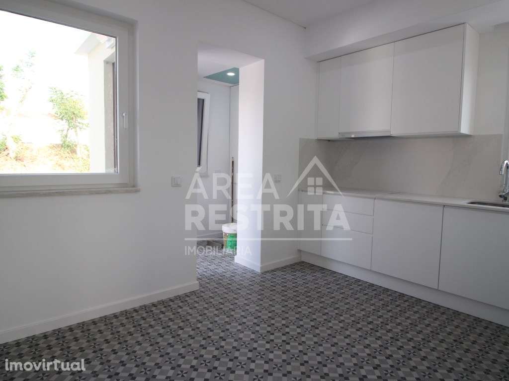 Andar de moradia T3 com quintal na Torre da Marinha, Seixal - Grande imagem: 5/32