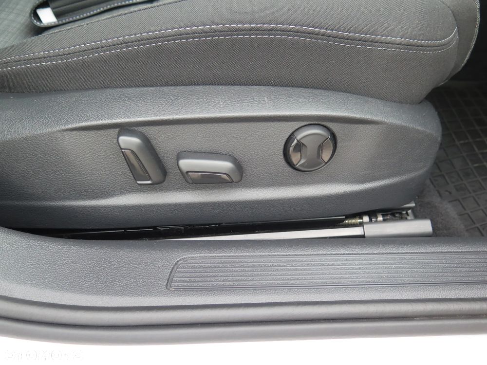 Volkswagen Passat 2.0 TDI SCR DSG 4Motion Business - 36