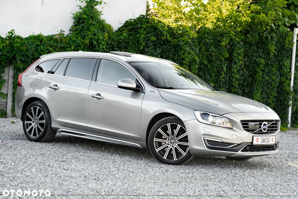 Volvo V60 D6 AWD Plug-in Hybrid Momentum - 4