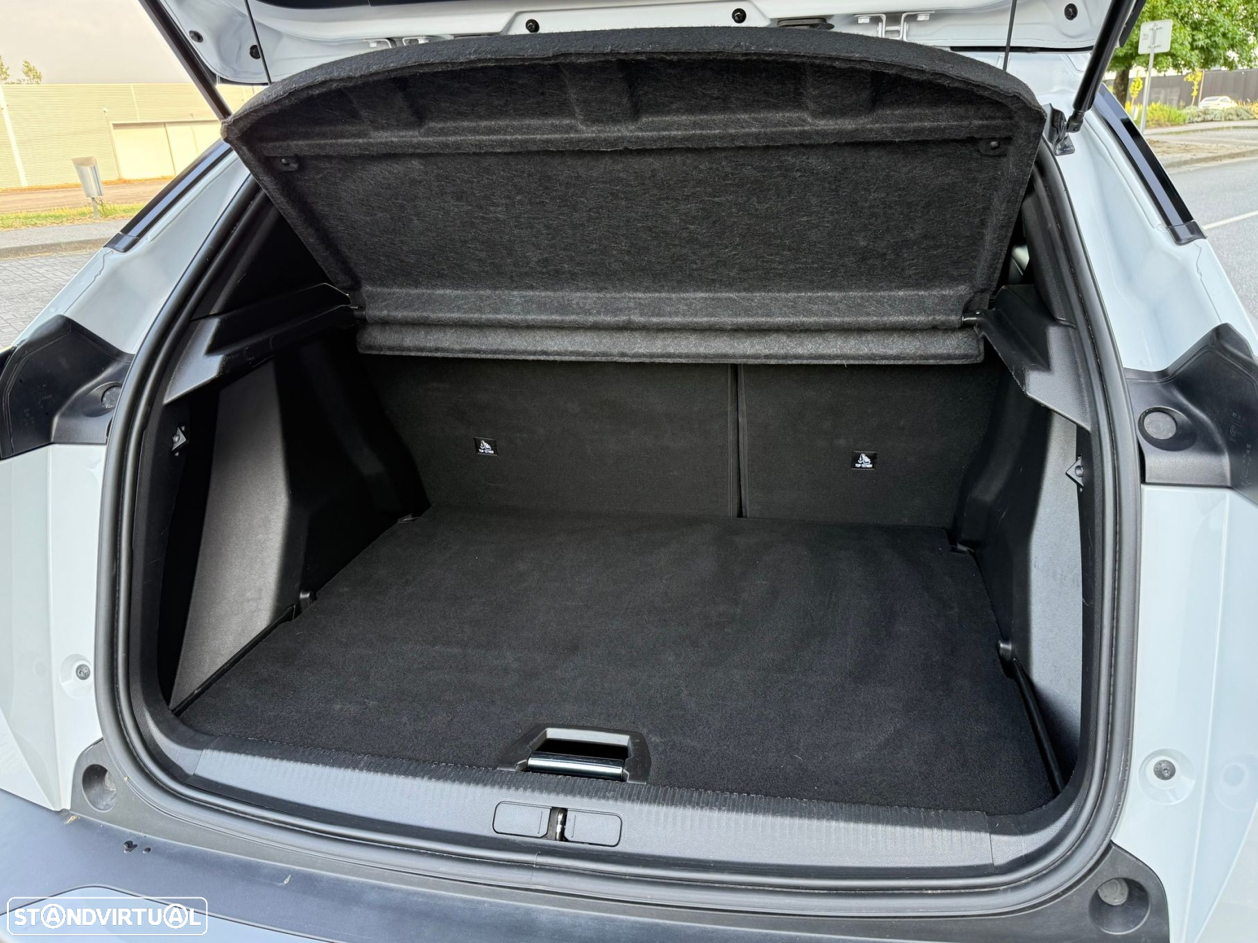 Peugeot 2008 1.2 PureTech Allure - 21