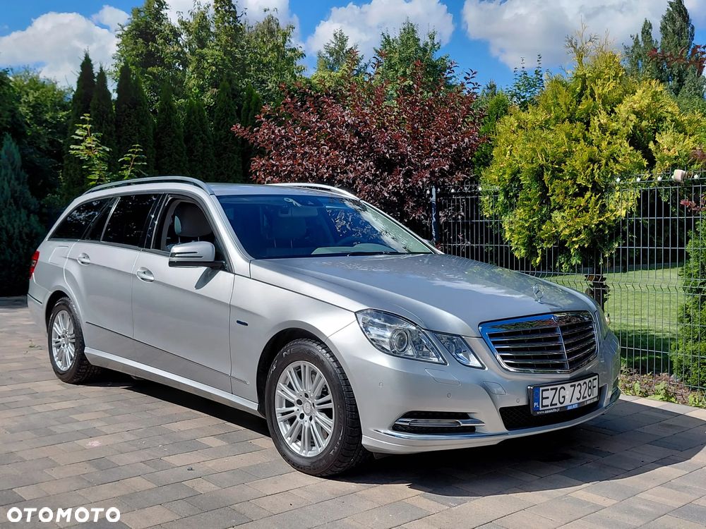 Mercedes-Benz Klasa E 300 CDI DPF BlueEFFICIENCY 7G-TRONIC Elegance - 40