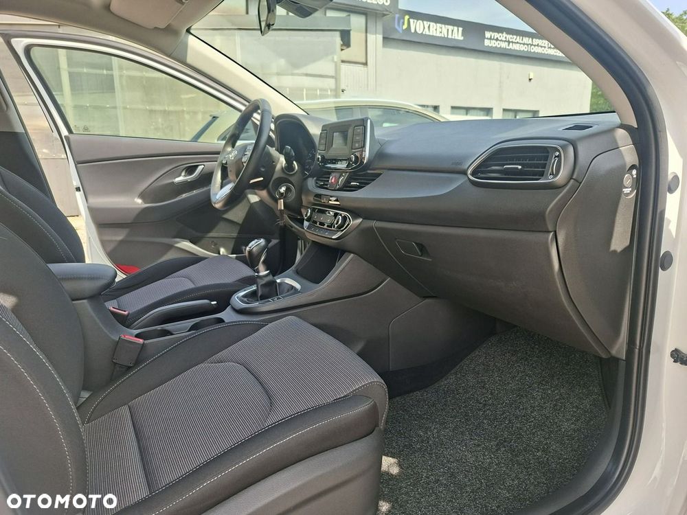 Hyundai i30 1.5 DPI Classic + - 13