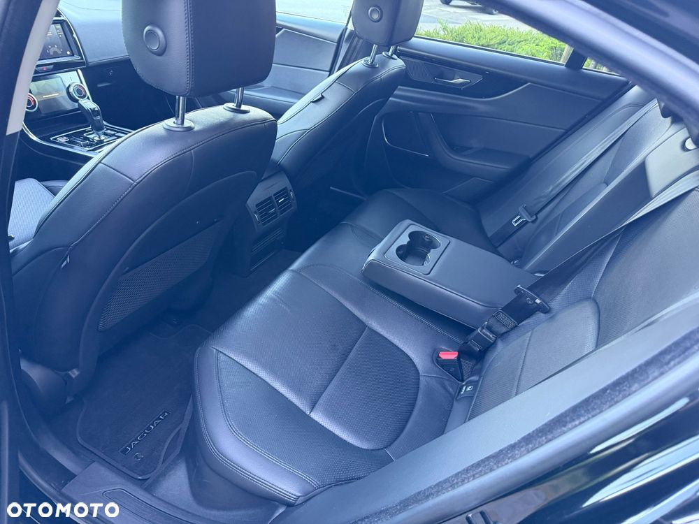 Jaguar XE - 11