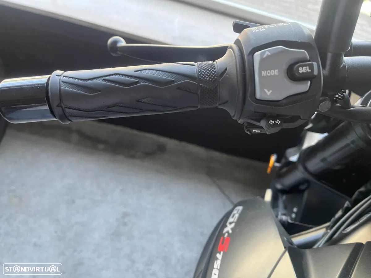 Suzuki GSX GSX 750 F - 9