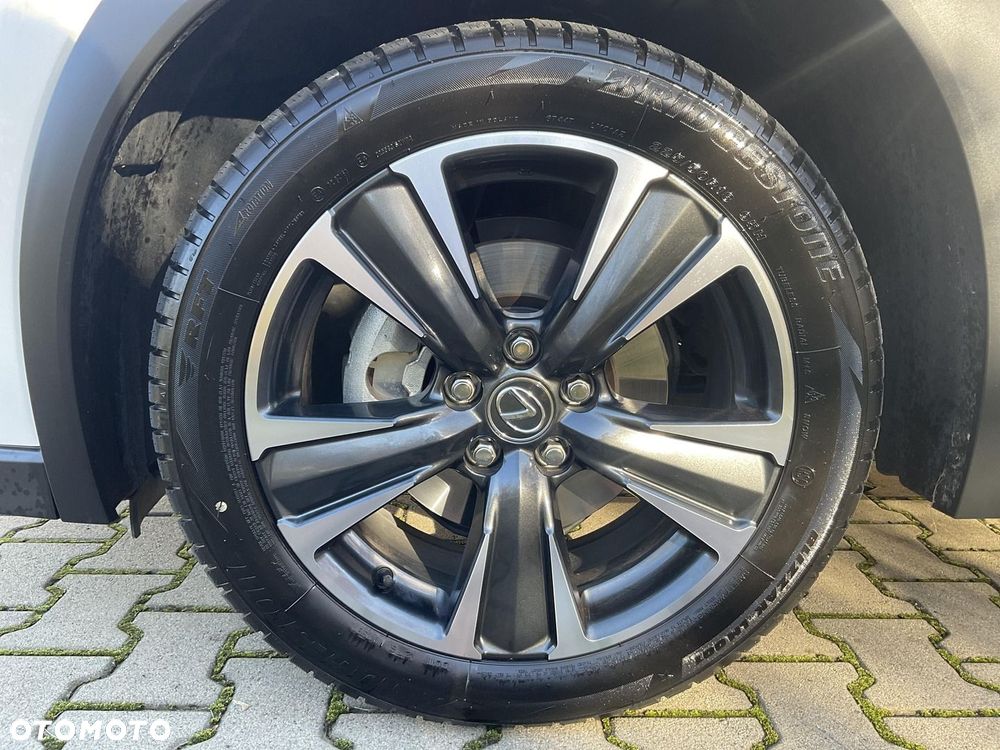 Lexus UX 300h Business - 24