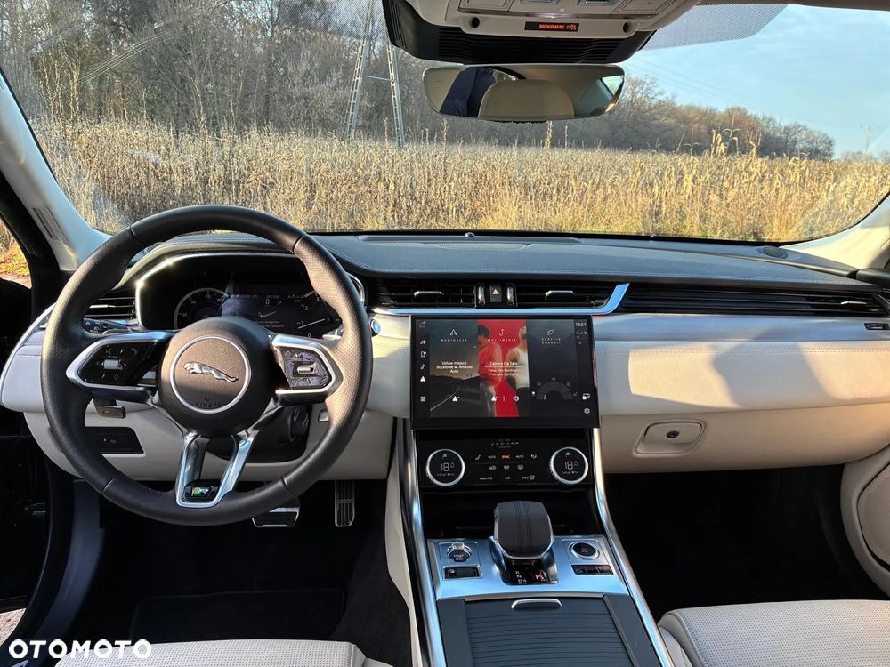 Jaguar XF P300 AWD R-Dynamic SE - 6