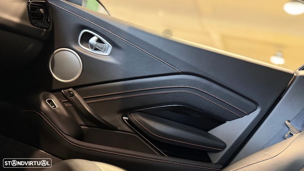 Aston Martin Vantage Coupe 4.0 Twin-Turbo V8 - 44