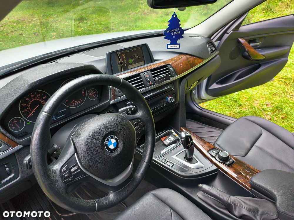 BMW Seria 3 328i xDrive Luxury Line - 9